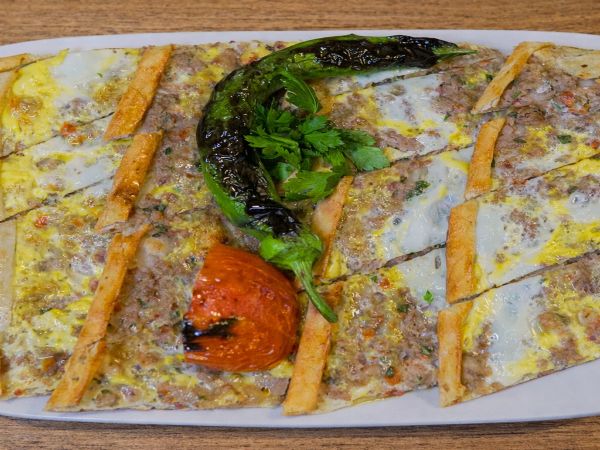 Kıymalı Yumurtalı Pide